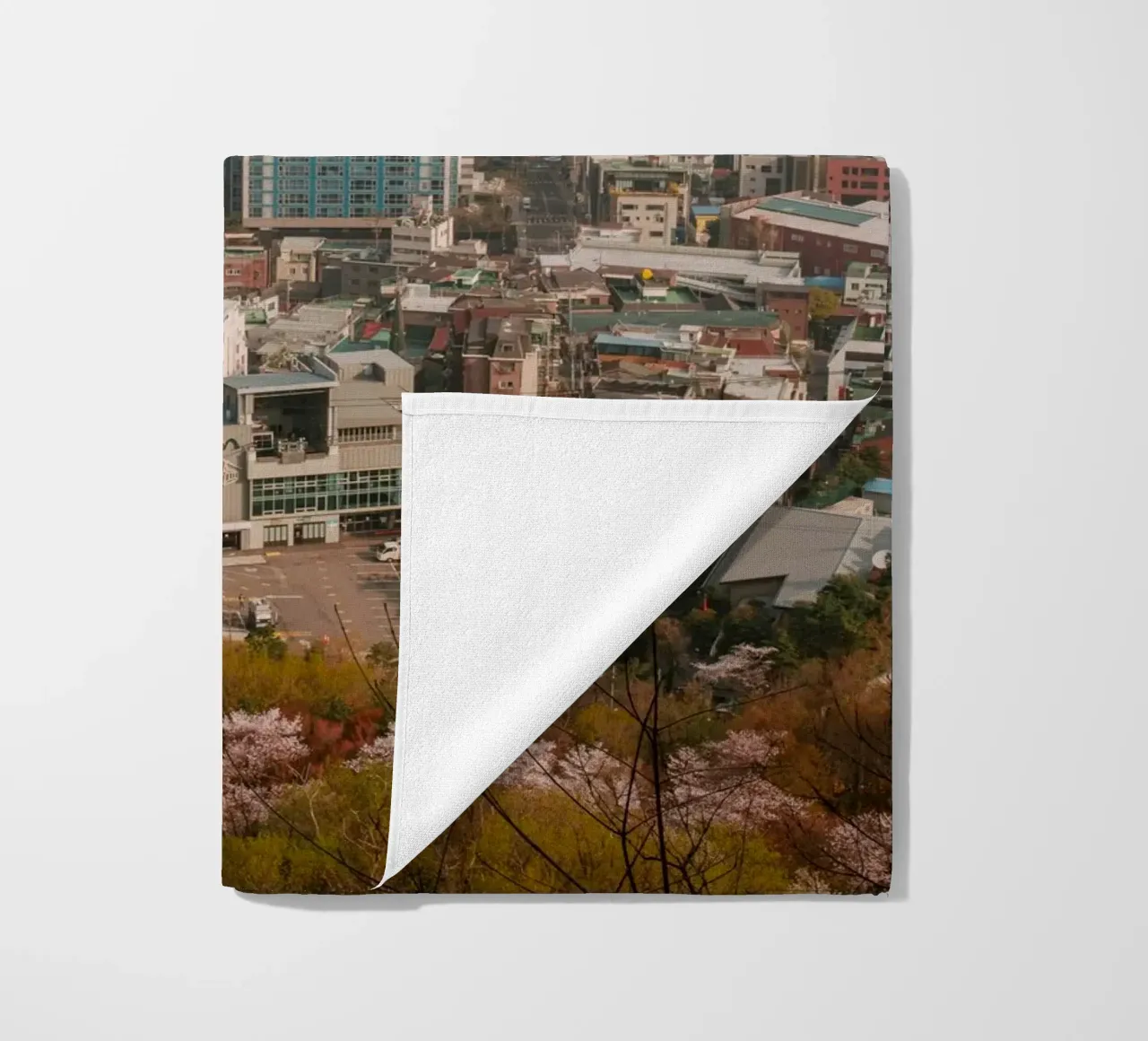 Skyline von Seoul am Morgen, Südkorea Strandtuch von mbgraphx2