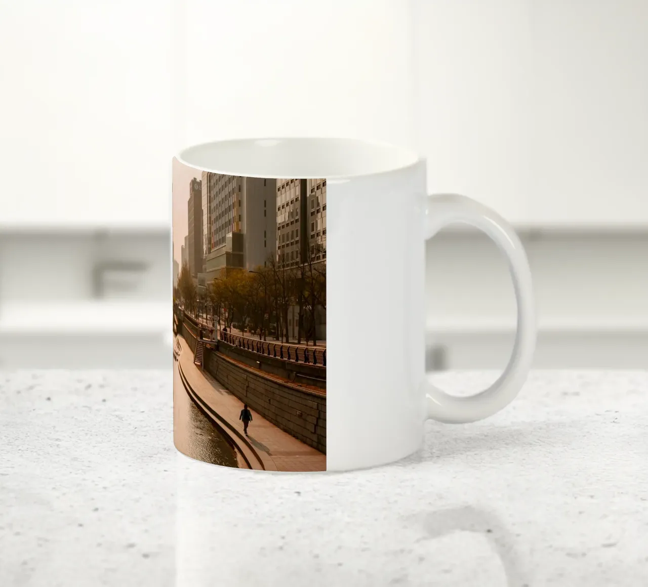 Alba del torrente Cheonggyecheon a Seul, Corea del Sud tazza in ceramica da mbgraphx2