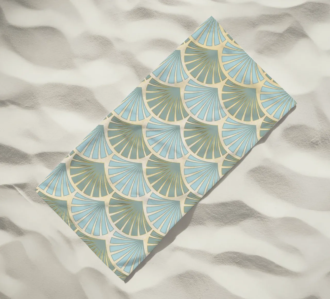 Estampado Art Déco, conchas estilizadas, detalles dorados toalla de playa de CalliLetters