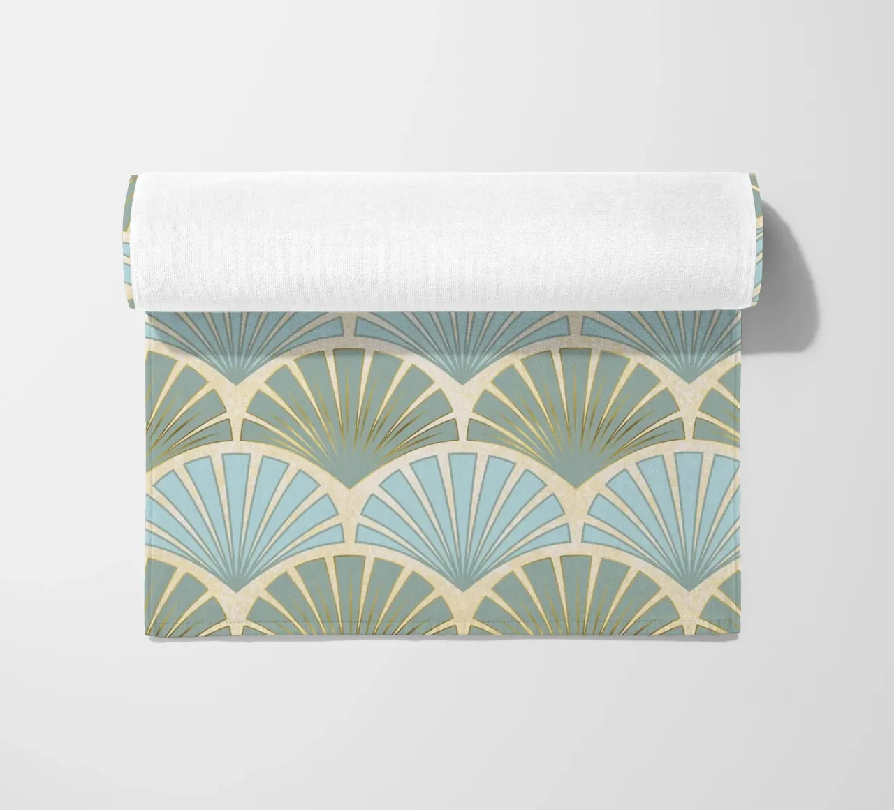 Estampado Art Déco, conchas estilizadas, detalles dorados toalla de playa de CalliLetters