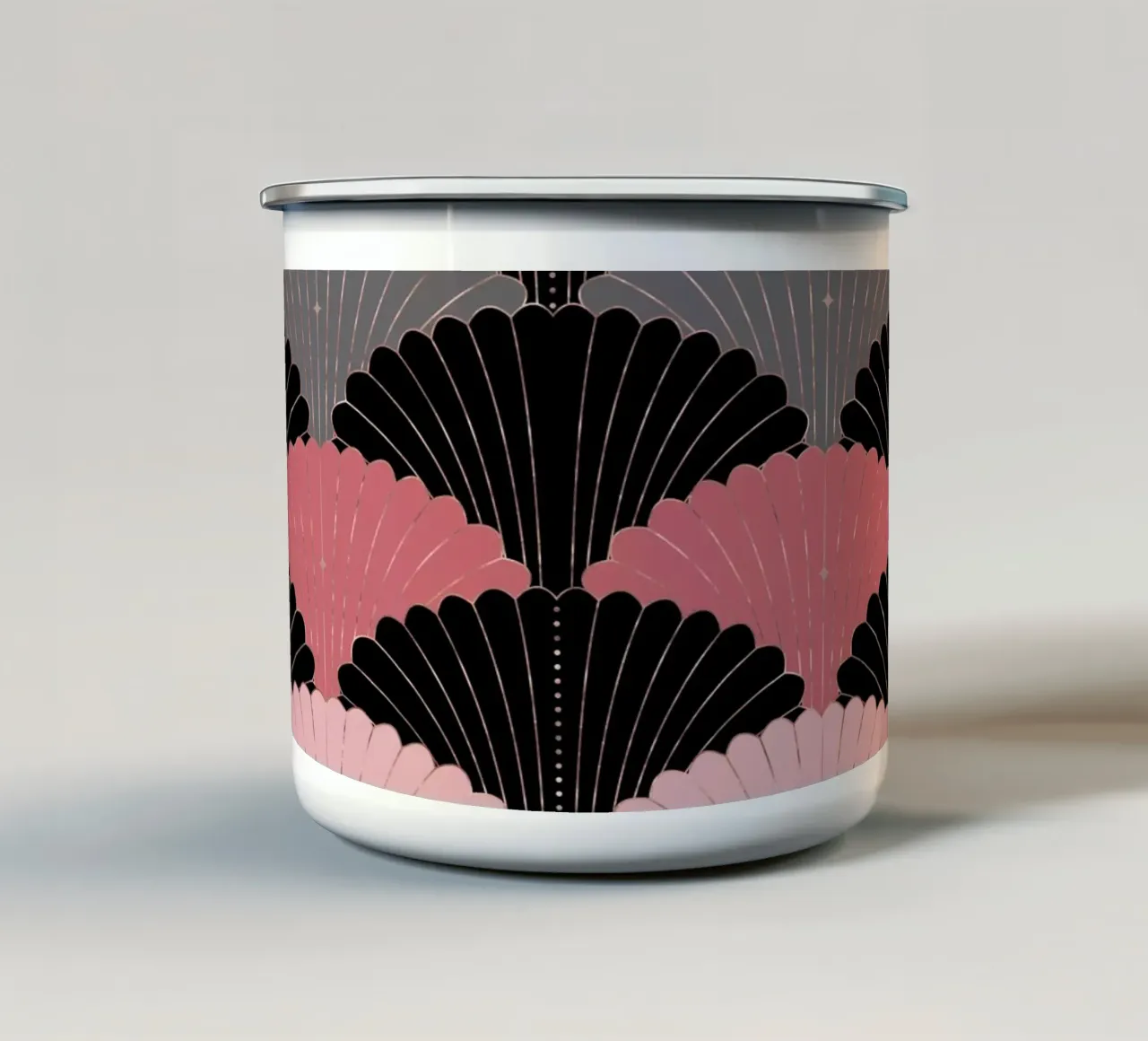 Motivo a conchiglia Art Déco. Rosa, grigio, nero e oro scintillante tazza in smalto da CalliLetters