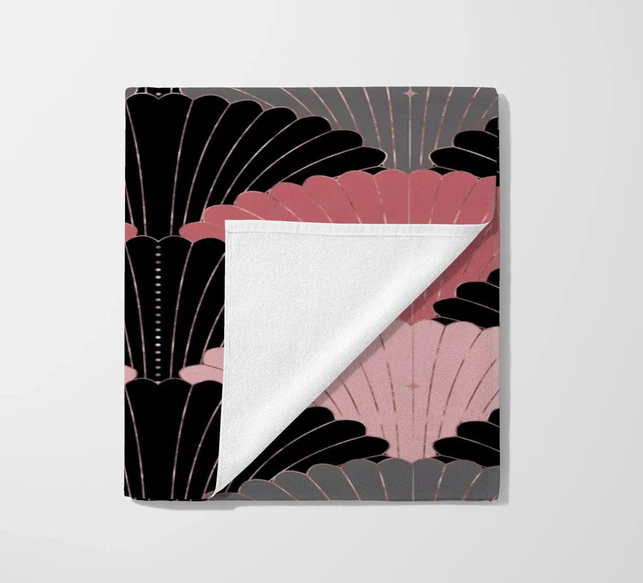 Motif de coquillages Art déco. Rose, gris, noir et reflets dorés serviette de plage de CalliLetters