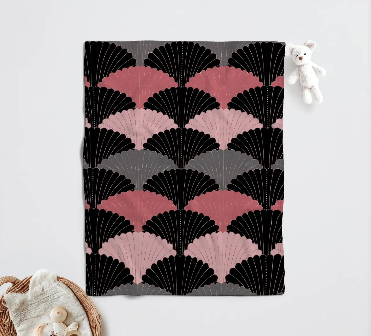 Motif de coquillages Art déco. Rose, gris, noir et reflets dorés plaid polaire de CalliLetters