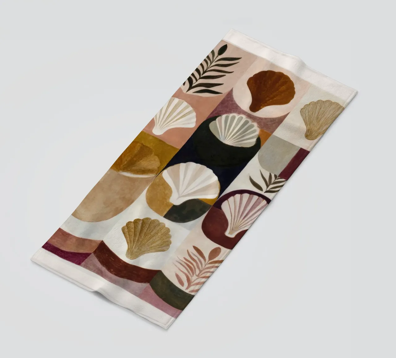 Schelpen en vormen strandhanddoek van M.A.Z.U.N.