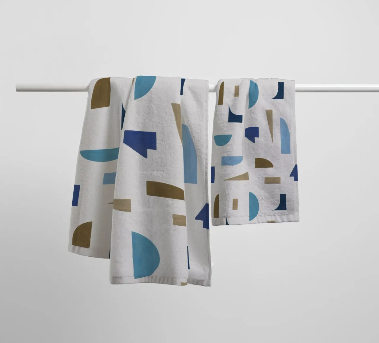 Geometrico blu e marrone II asciugamano da bagno da Orara Studio