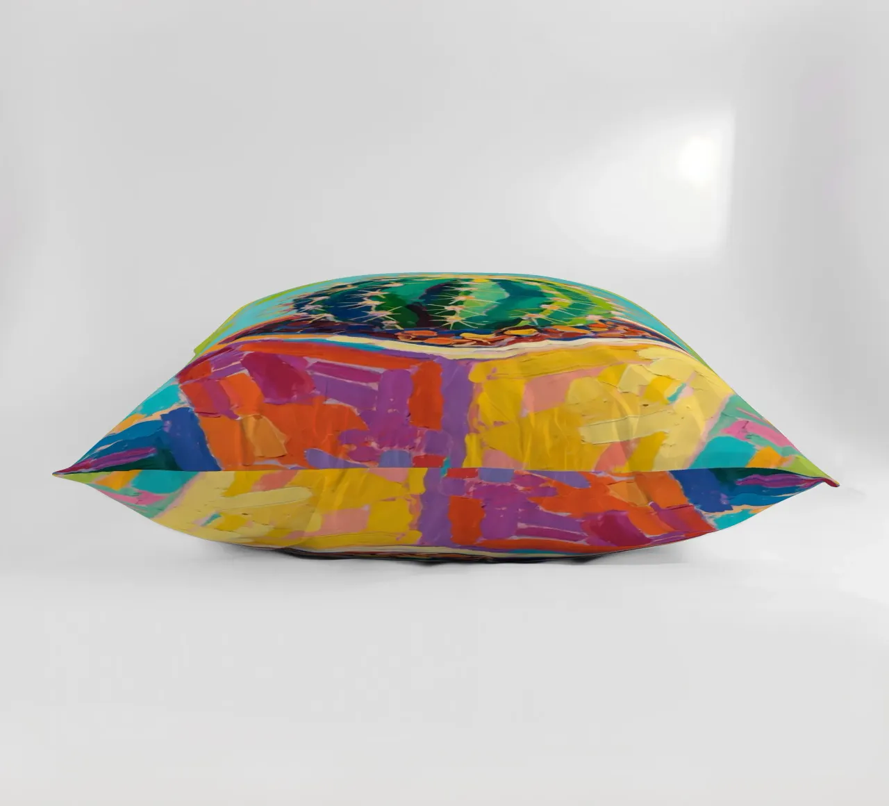 Piccolo cactus in un vaso a forma di cubo cuscino da Slash Shop