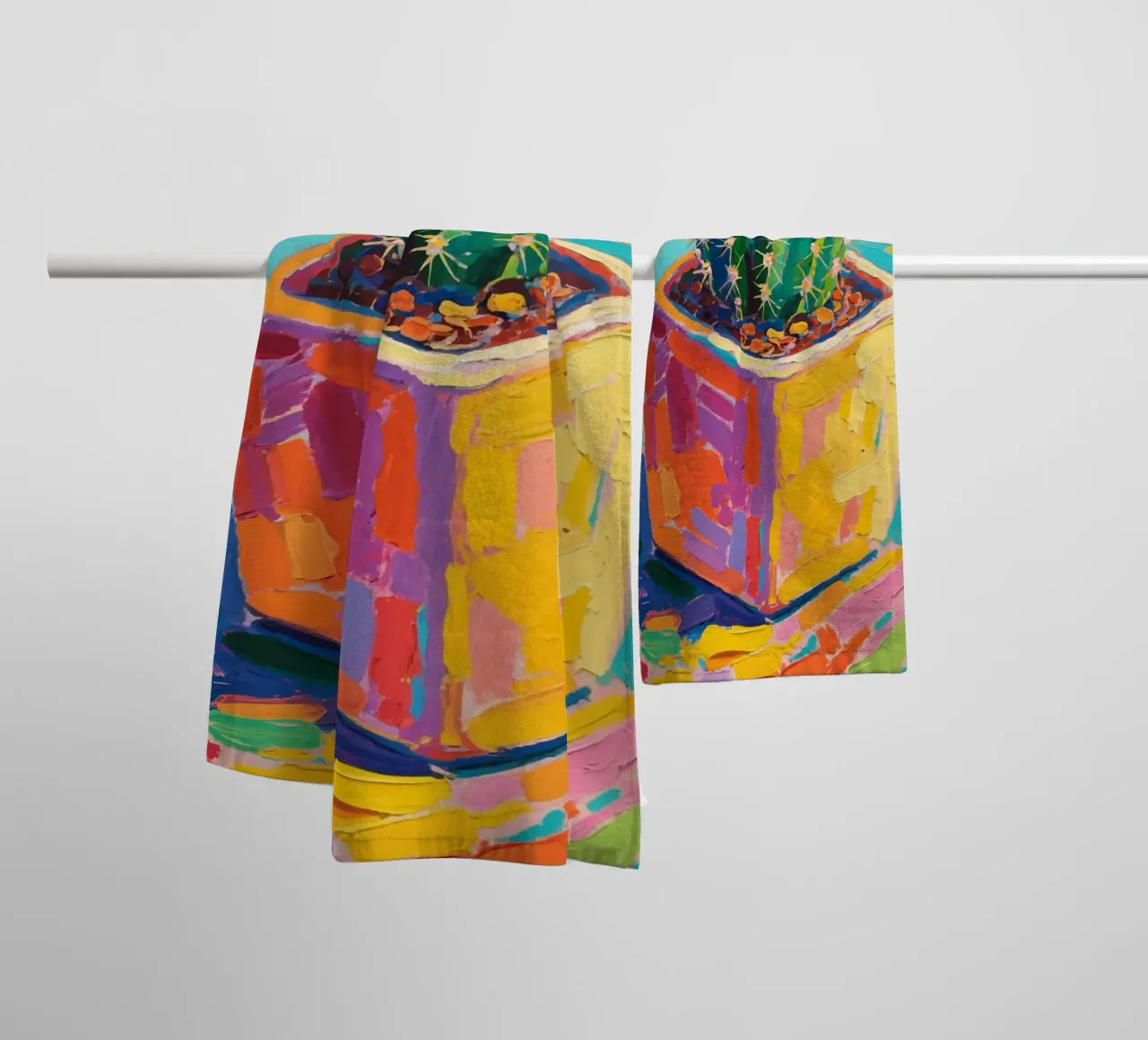 Piccolo cactus in un vaso a forma di cubo asciugamano da bagno da Slash Shop