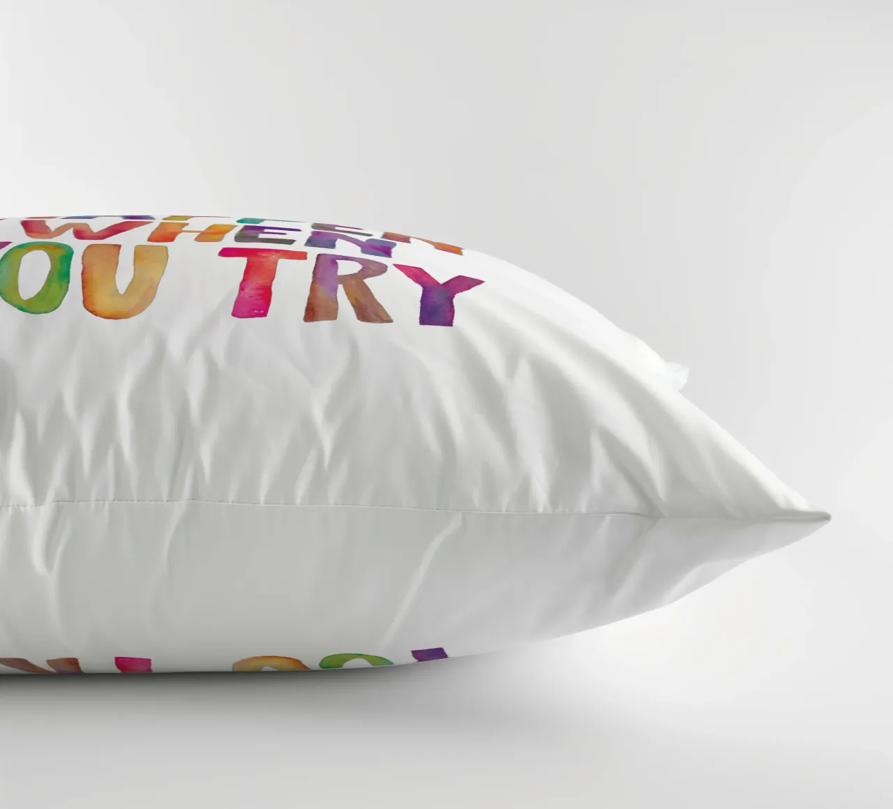 Succedono cose incredibili quando si prova il design tipografico cuscino da THE MOTIVATED TYPE