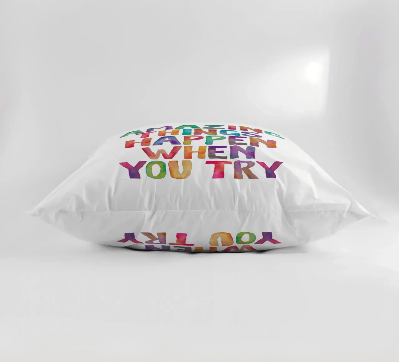 Succedono cose incredibili quando si prova il design tipografico cuscino da THE MOTIVATED TYPE