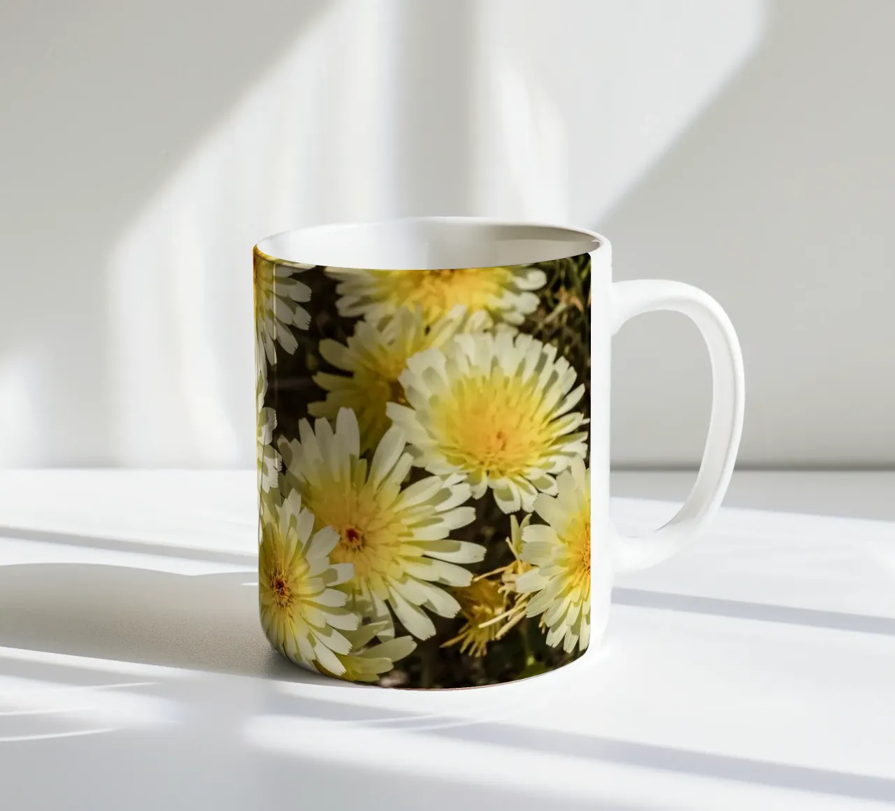 Yellow Smooth Desertdandelion tazza in ceramica da stunningphotos