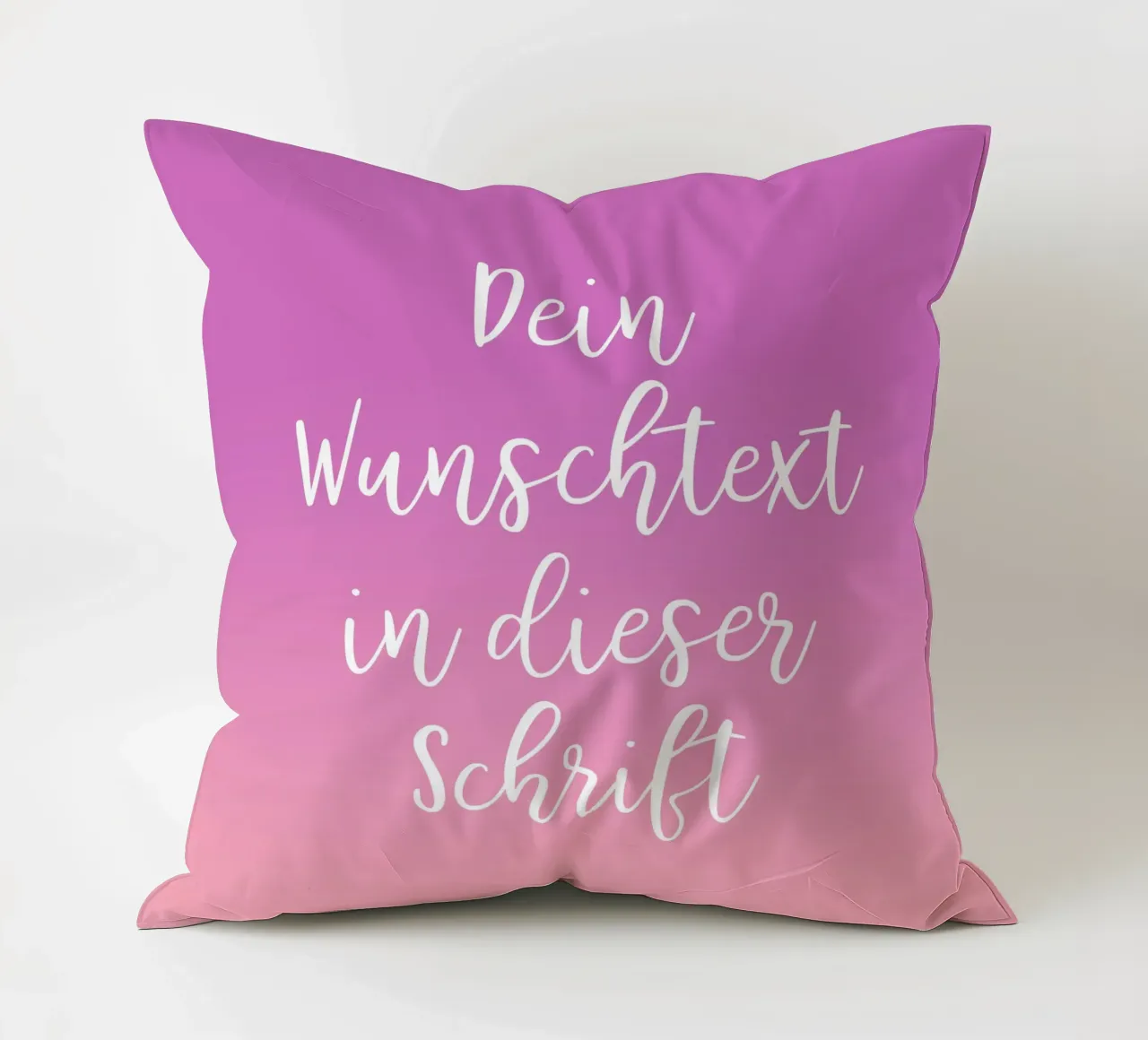 Wunschtext in Schreibschrift auf lila rosa gradient Kissen von BAINAI BRICK