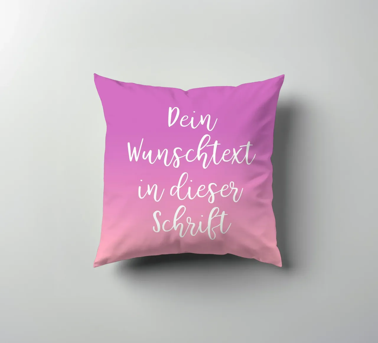 Wunschtext in Schreibschrift auf lila rosa gradient Kissen von BAINAI BRICK