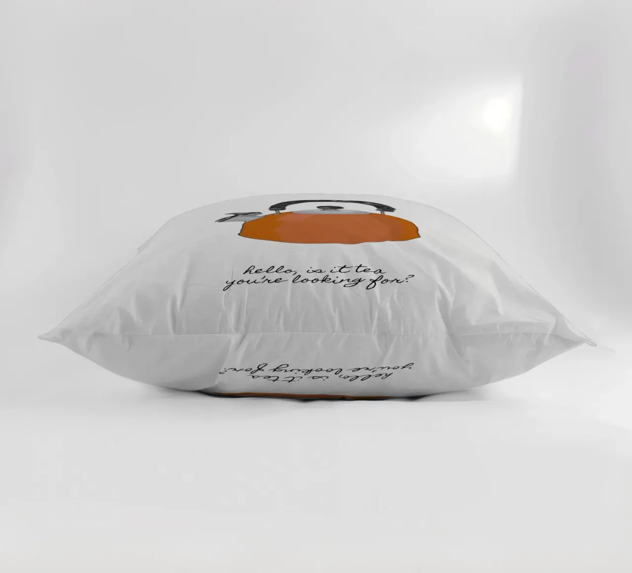 Hello Is It Tea cuscino da Orara Studio