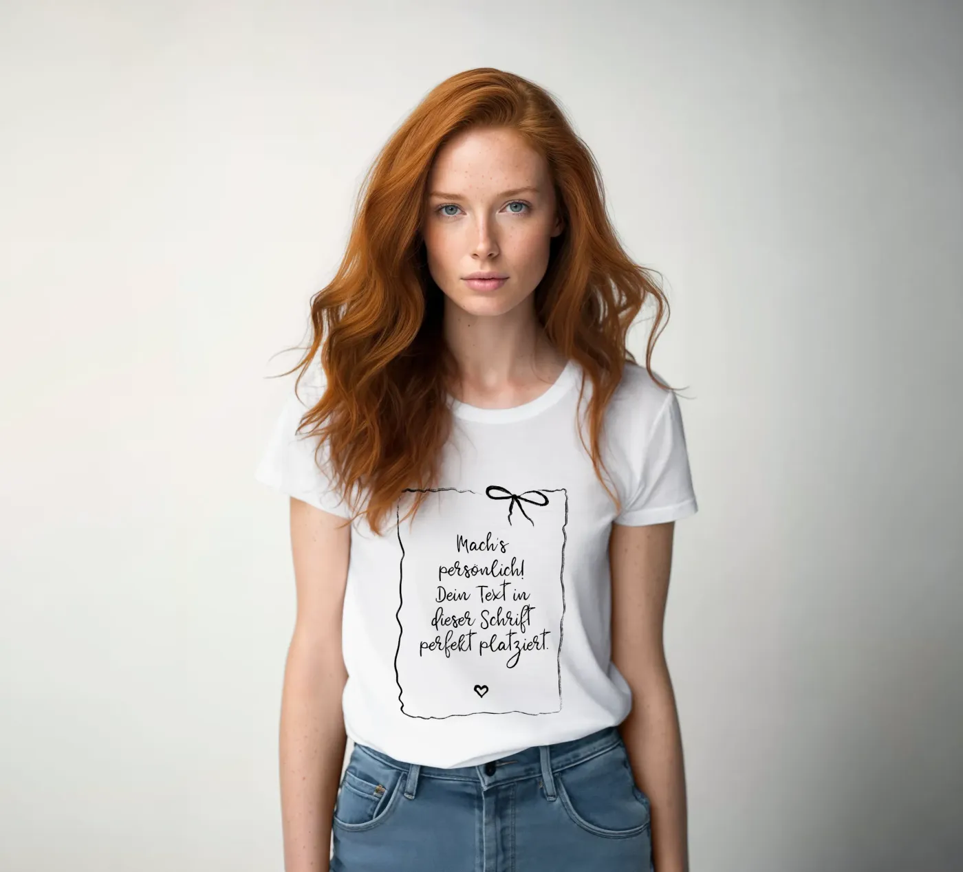 Testo dei desideri - bianco e nero - con cornice, fiocco e cuore t-shirt da donna da Petra Lang - Floral Art