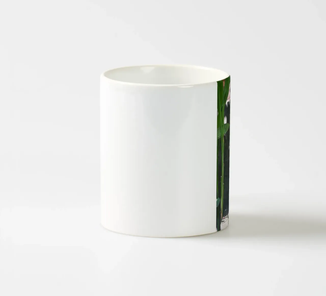 Statua balinese in pietra con fiori tazza in ceramica da byrieneke