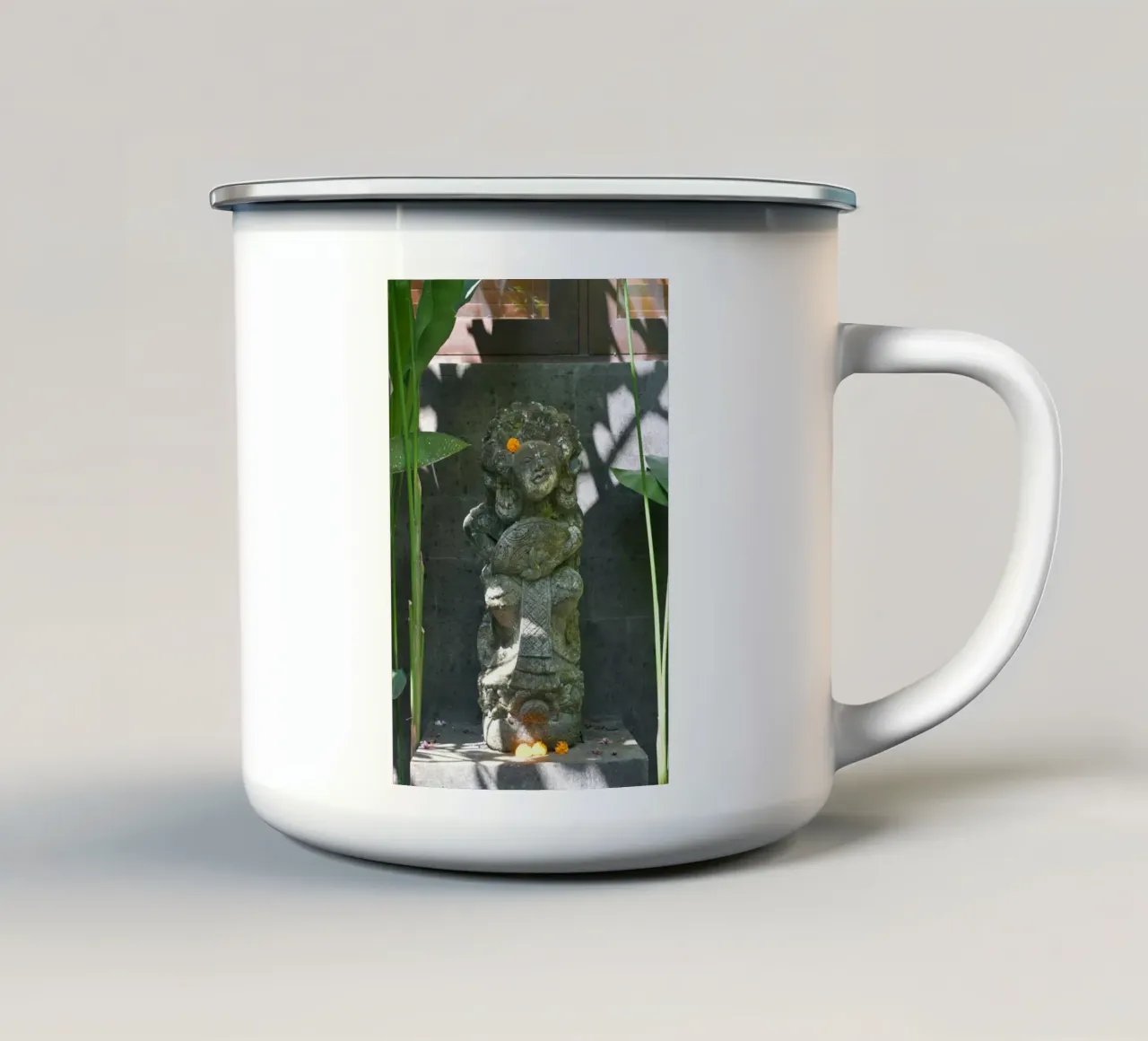 Statua balinese in pietra con fiori tazza in smalto da byrieneke