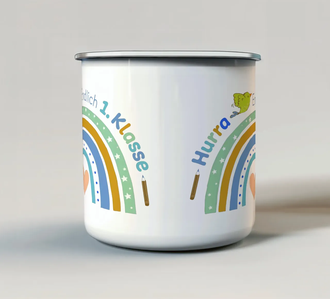 Urrà. Finalmente andrò in prima classe. tazza in smalto da CalliLetters