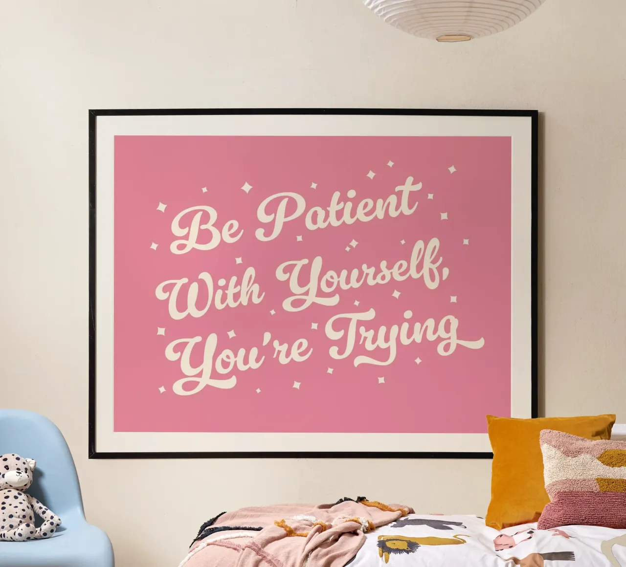 Sii paziente con te stesso, stai provando a citare (tono rosa) poster con telaio in legno da Paigaam Studio