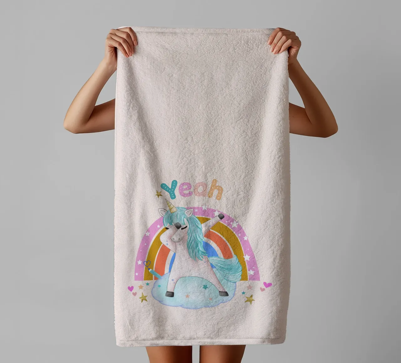 Oui, cette licorne danse et se réjouit. Personnalise-la serviette de bain de CalliLetters