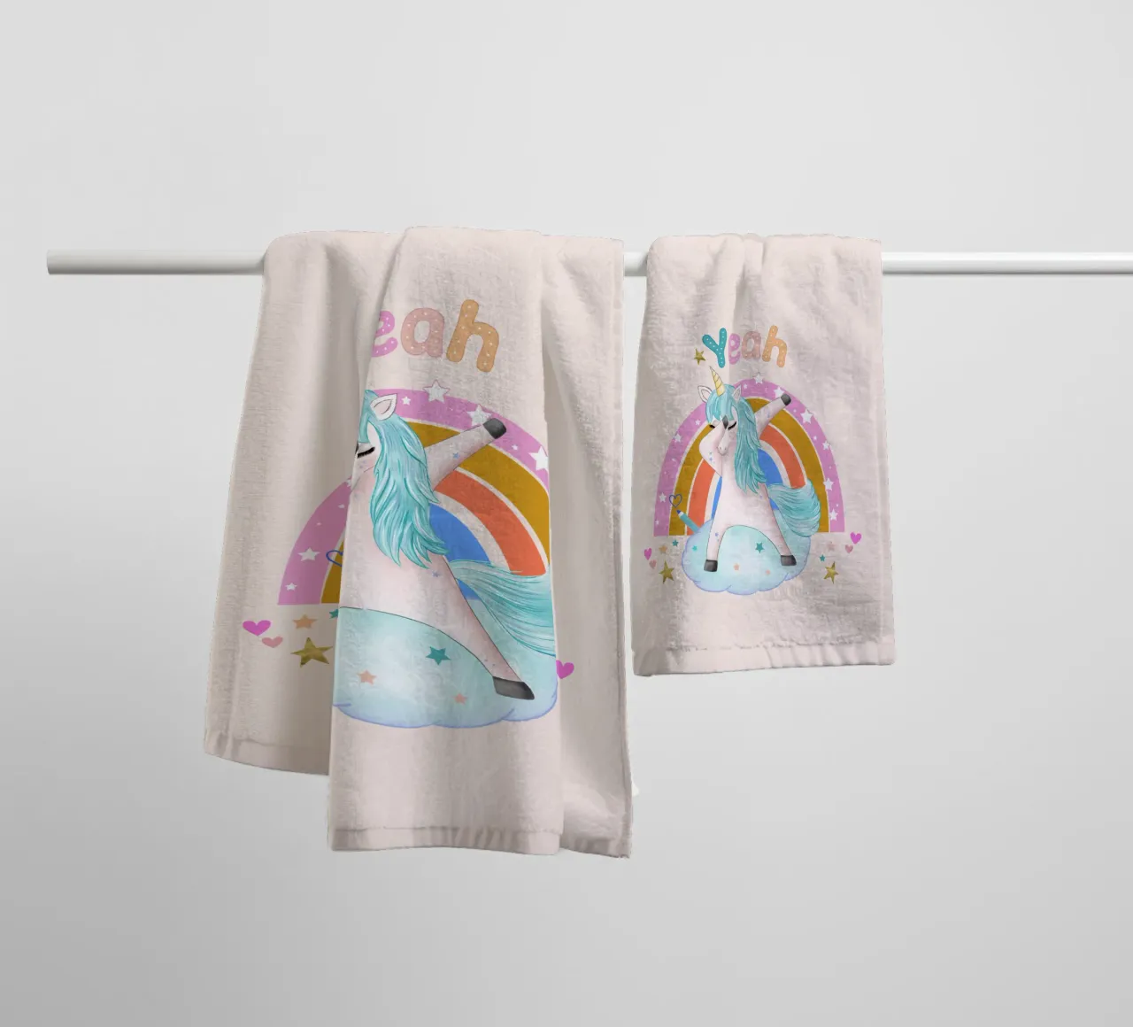 Yeah, dieses Einhorn tanzt und freut sich. Personalisiere es Handtuch von CalliLetters