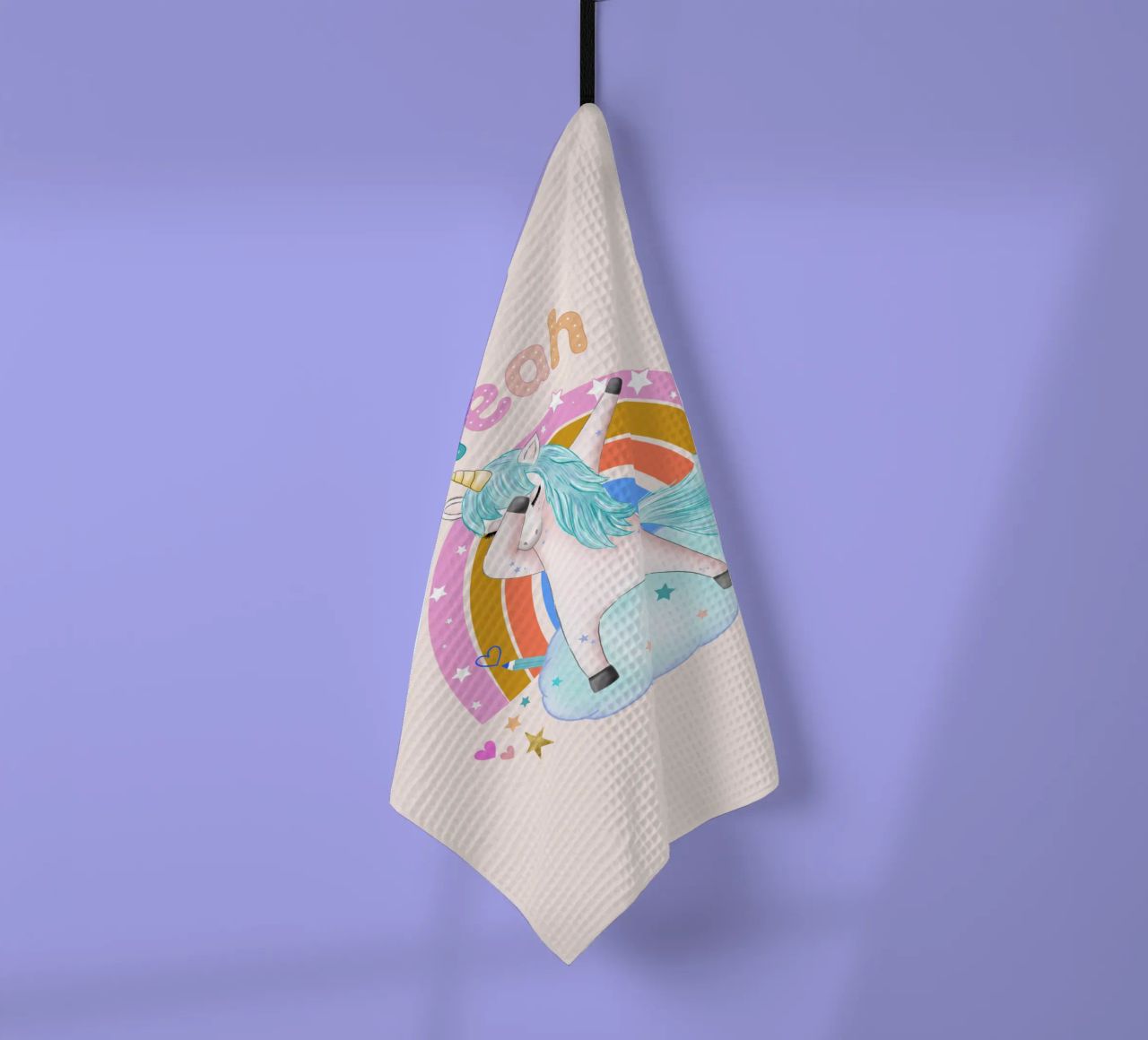 Oui, cette licorne danse et se réjouit. Personnalise-la torchon de CalliLetters