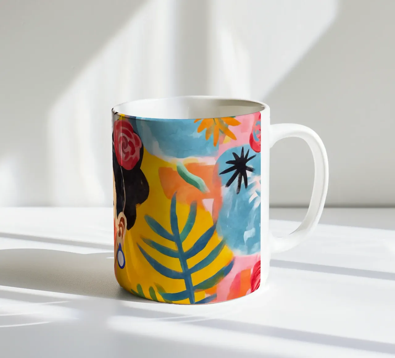 I fiori della resilienza: Un ritratto del coraggio artistico tazza in ceramica da Andrea Haase Modern Home