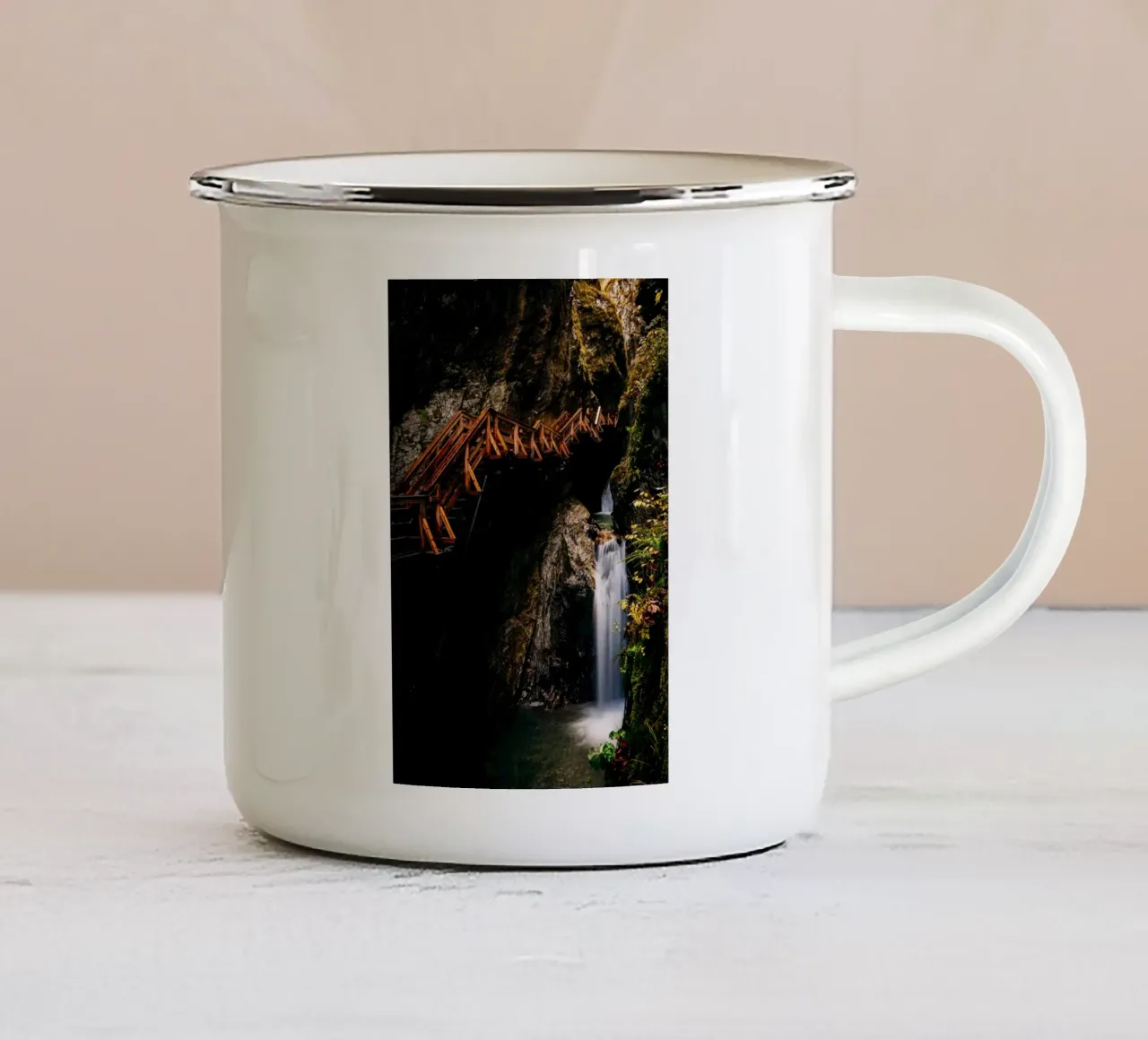 Cascata con passerella in legno in montagna tazza in smalto da Bold and Retro