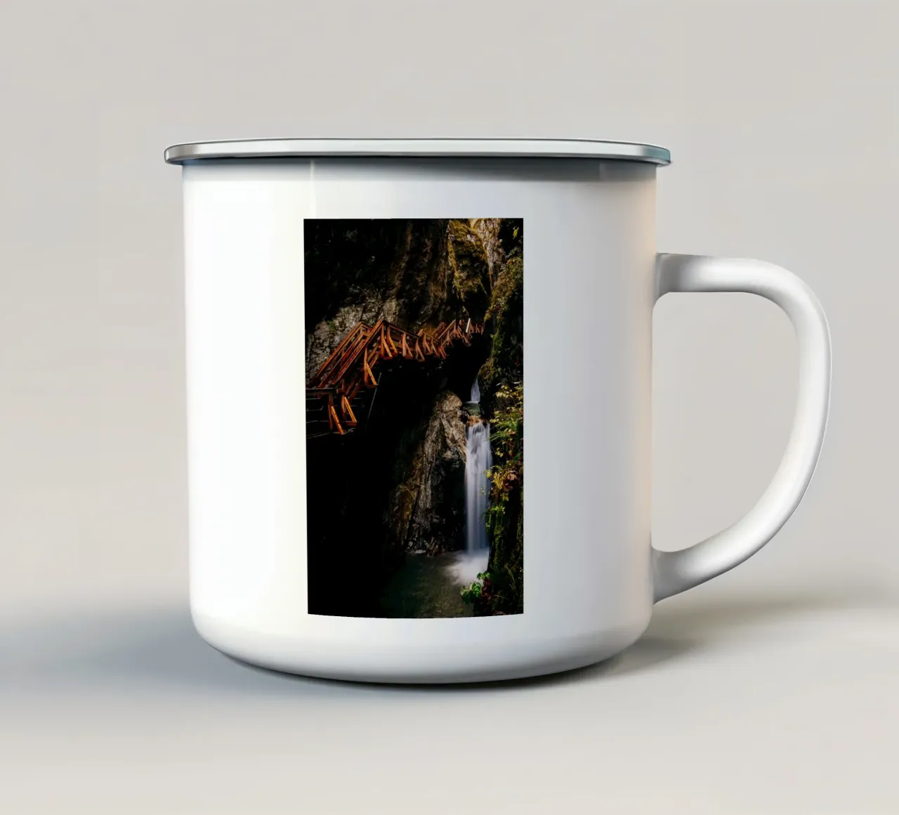 Cascata con passerella in legno in montagna tazza in smalto da Bold and Retro