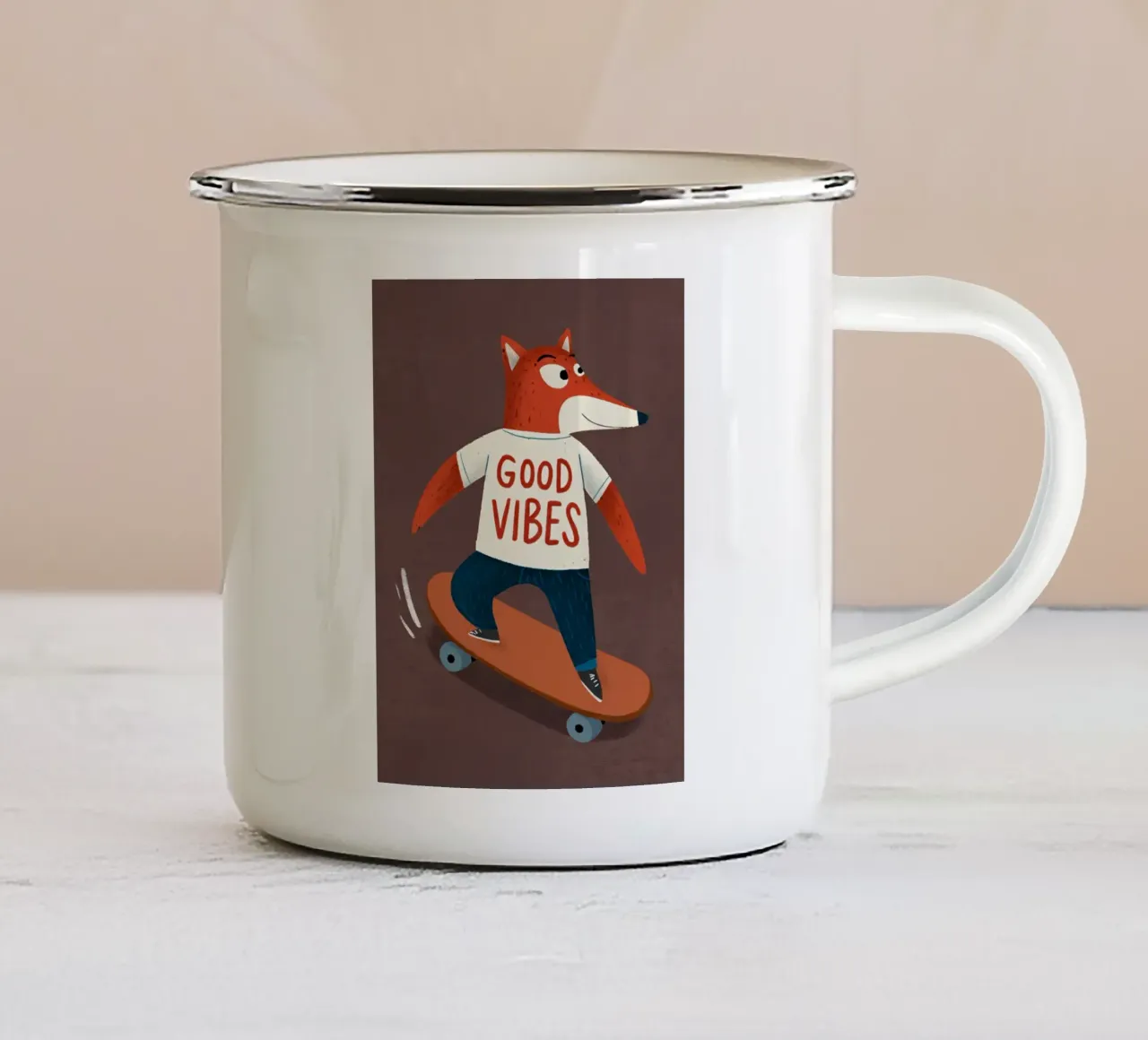 Volpe alla moda con skateboard e maglietta good vibes tazza in smalto da kidz&family