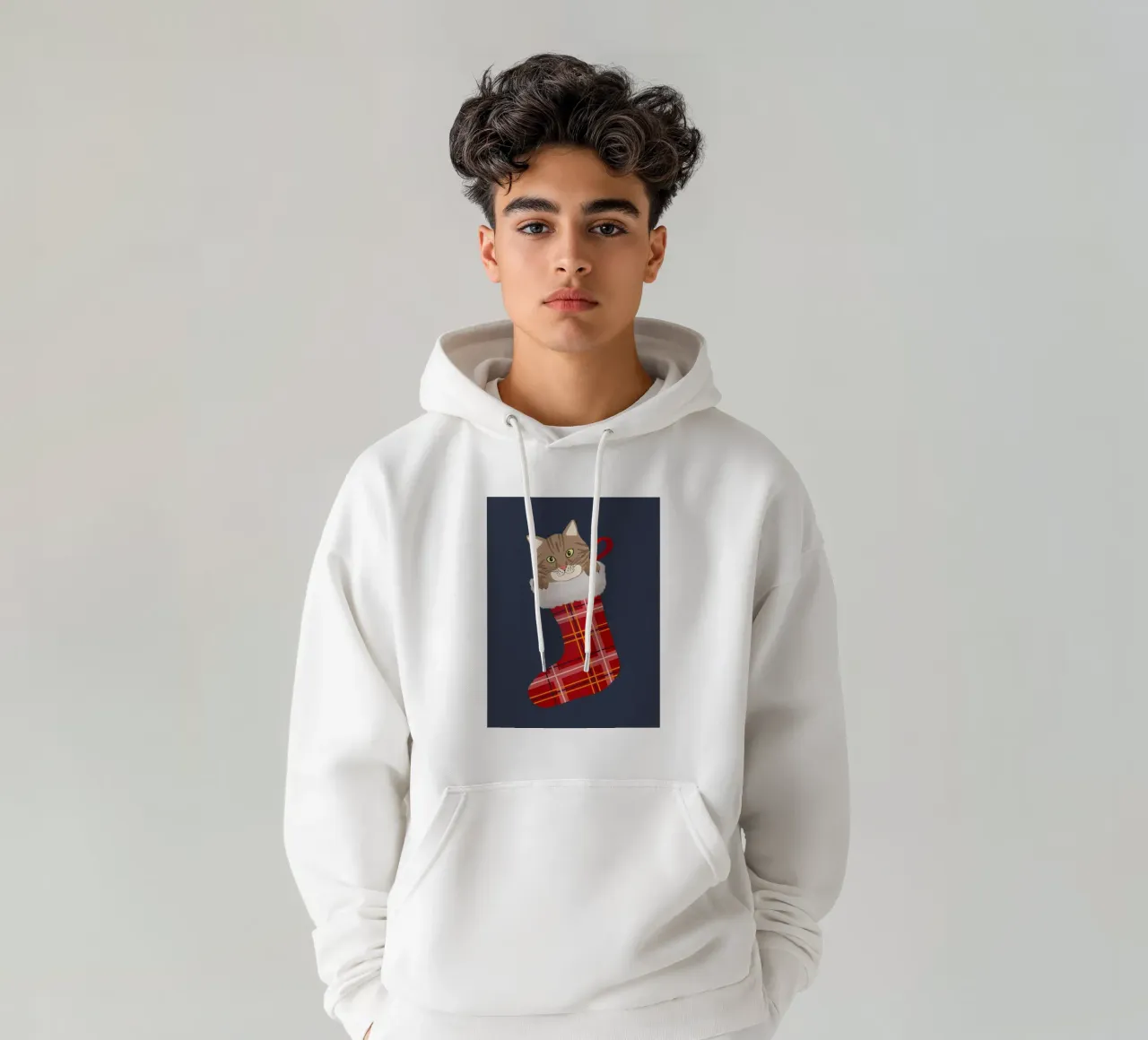 Gatto in una calza di Natale felpa con cappuccio da Winter Whispers