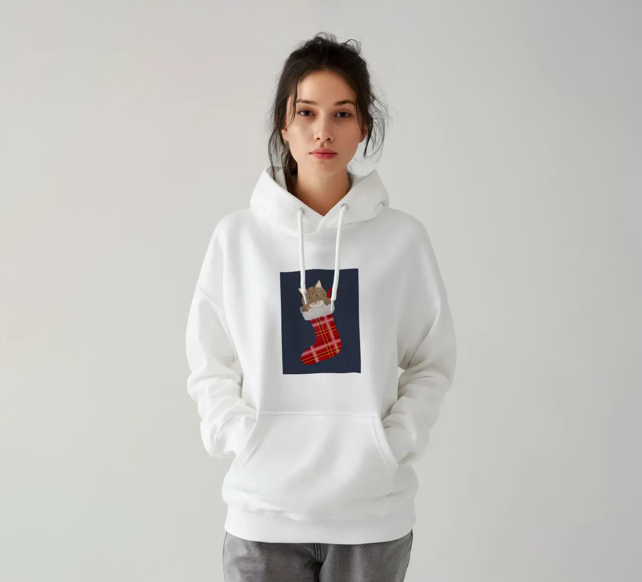 Gatto in una calza di Natale felpa con cappuccio da Winter Whispers