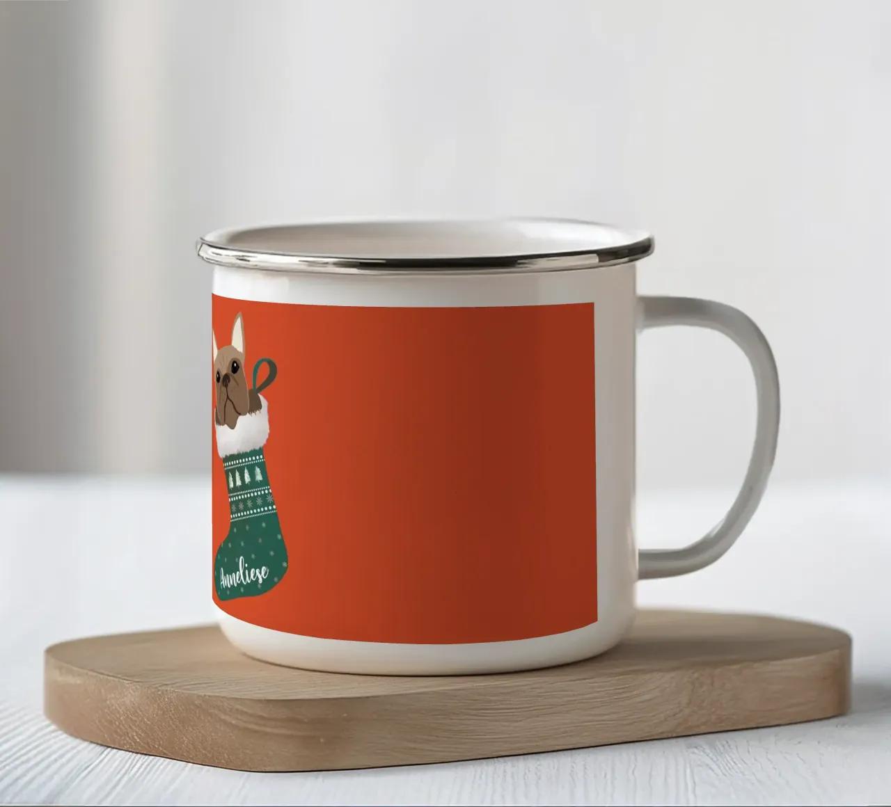 Bulldog francese in una calza di Natale tazza in smalto da Winter Whispers