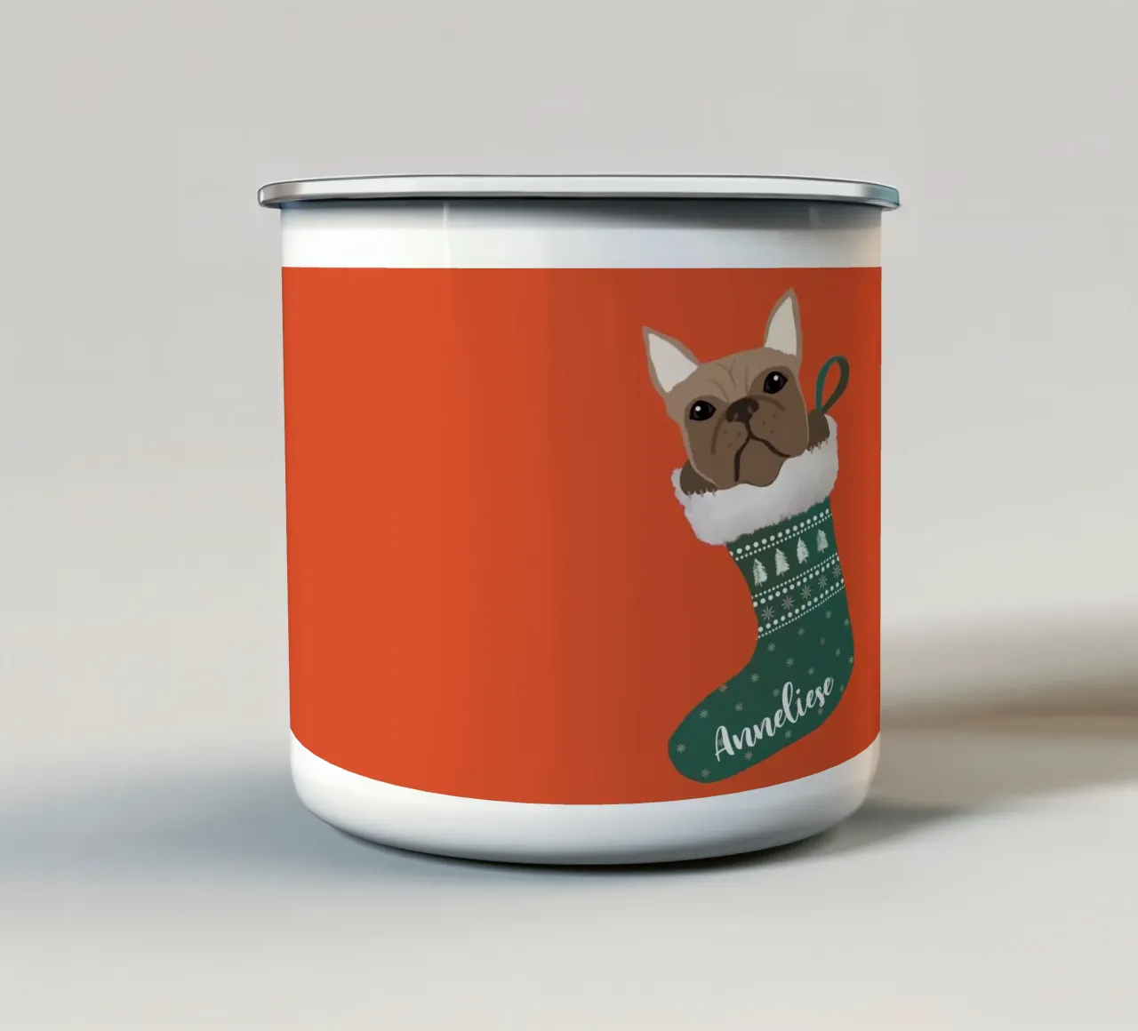 Bulldog francese in una calza di Natale tazza in smalto da Winter Whispers