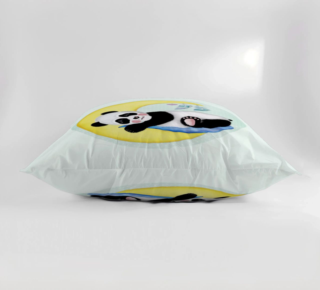 Il piccolo è arrivato. Congratulazioni dal piccolo panda. cuscino da CalliLetters
