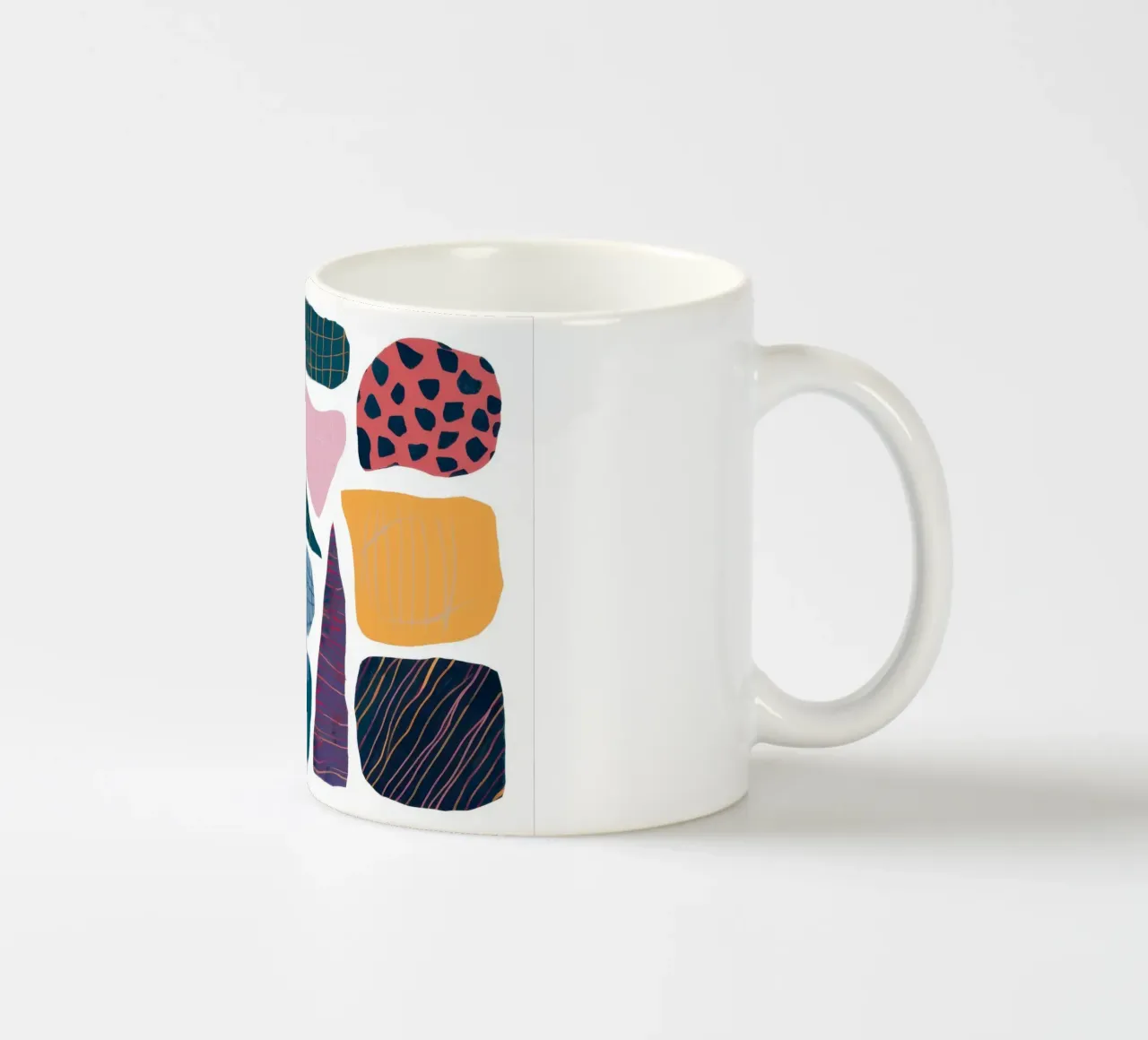 Assemblaggio di forme moderniste tazza in ceramica da Sky Velour