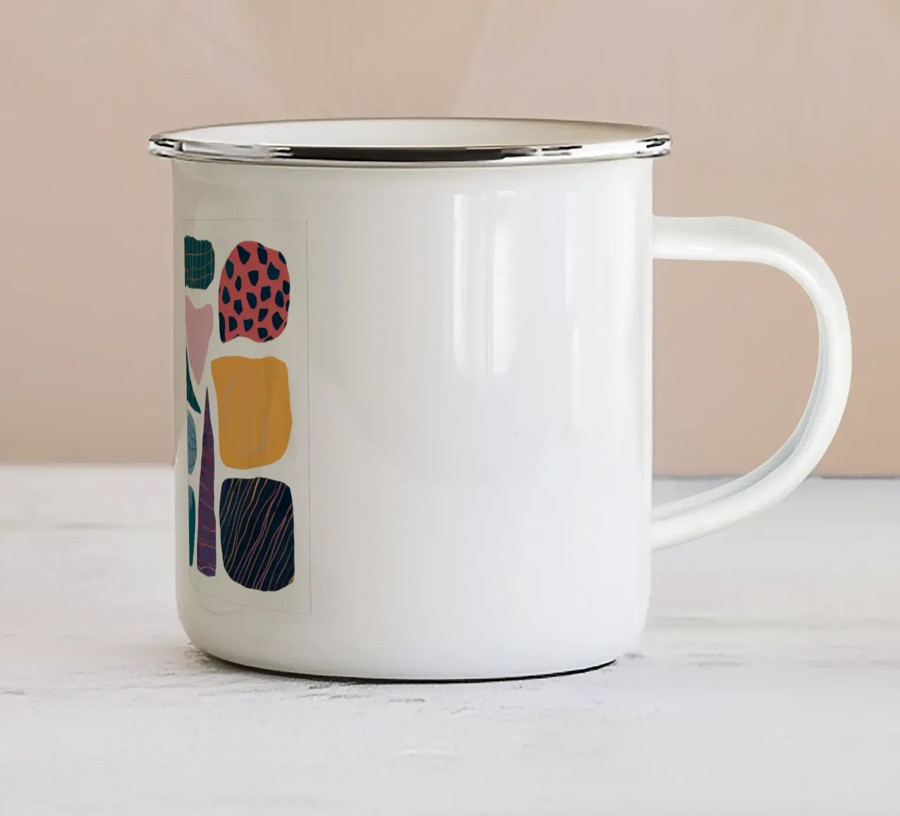 Assemblaggio di forme moderniste tazza in smalto da Sky Velour