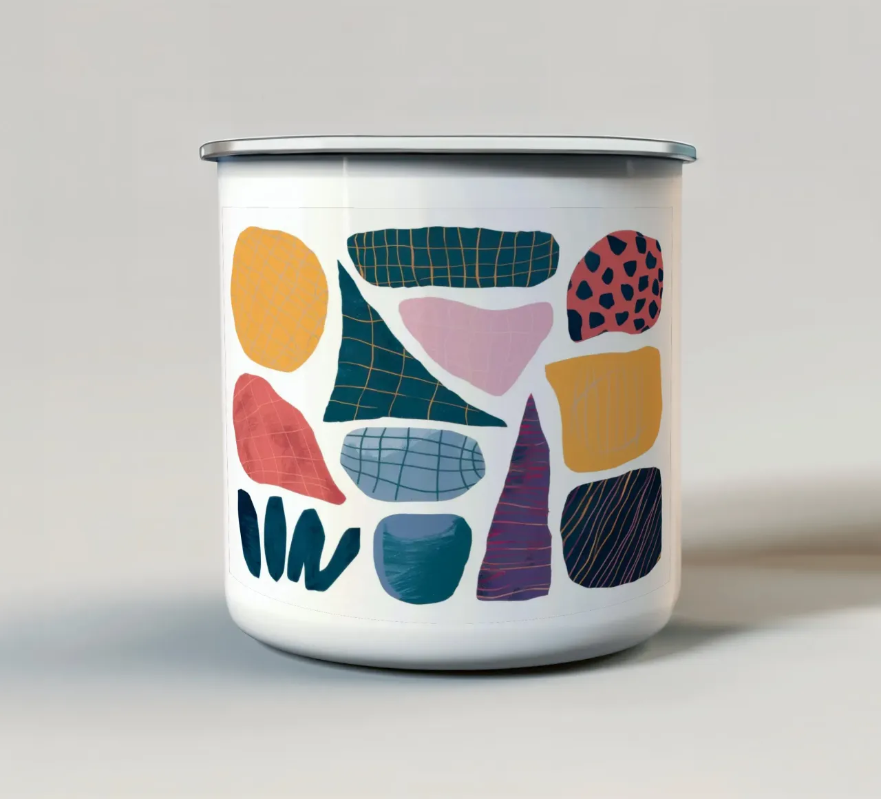 Assemblaggio di forme moderniste tazza in smalto da Sky Velour