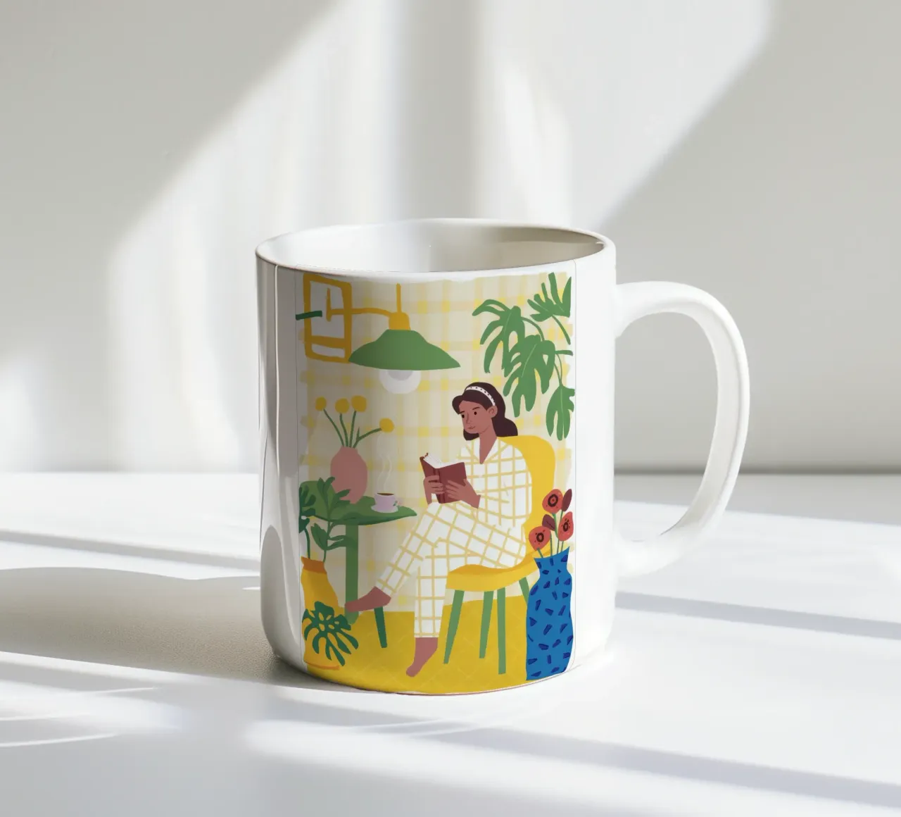 Contemplazione in un caffè illuminato dal sole tazza in ceramica da Sky Velour