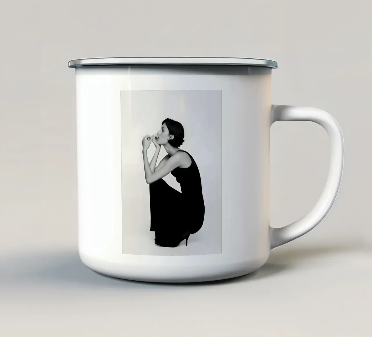 Linea monocromatica tazza in smalto da Galery Vintage