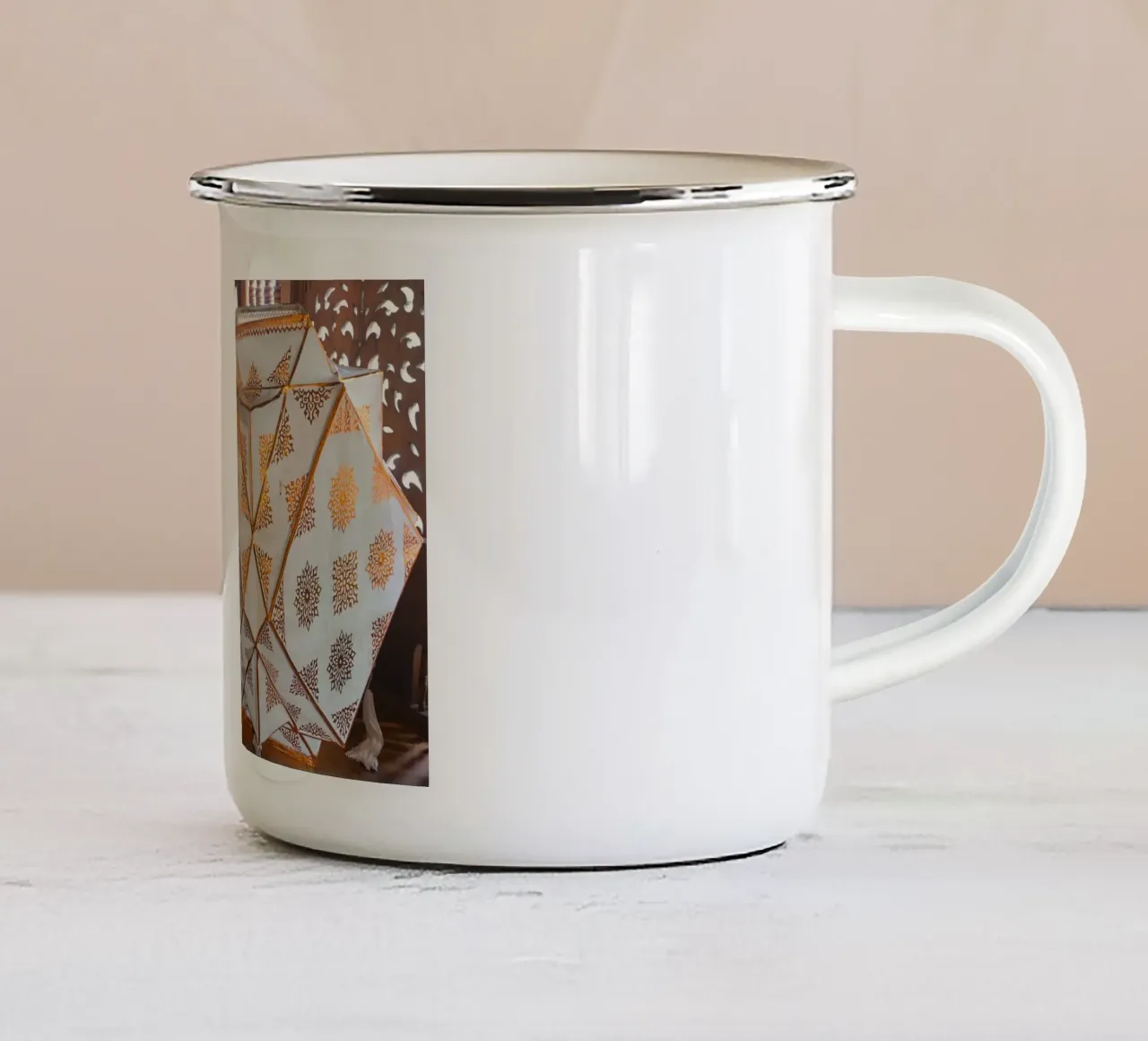 Lanterne geometriche decorative in esposizione tazza in smalto da byrieneke