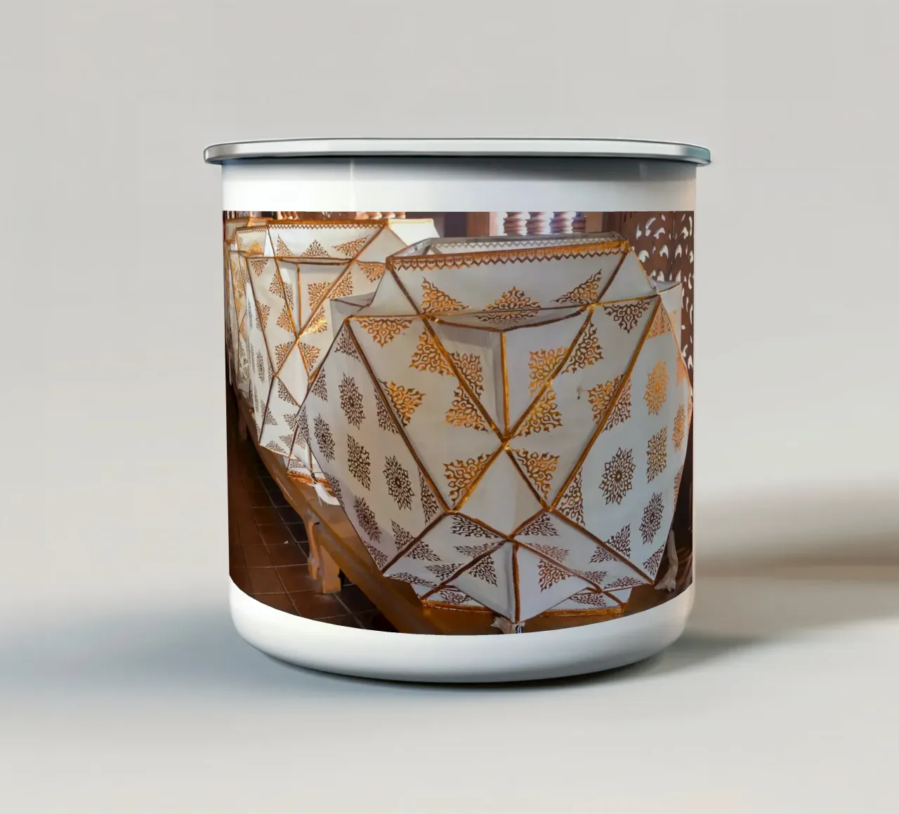 Lanterne geometriche decorative in esposizione tazza in smalto da byrieneke