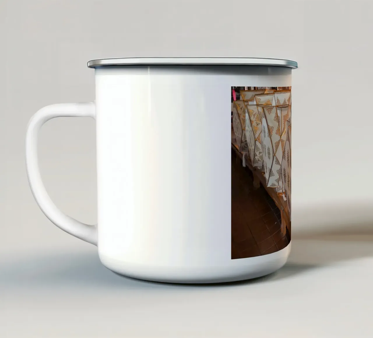 Lanterne geometriche decorative in esposizione tazza in smalto da byrieneke