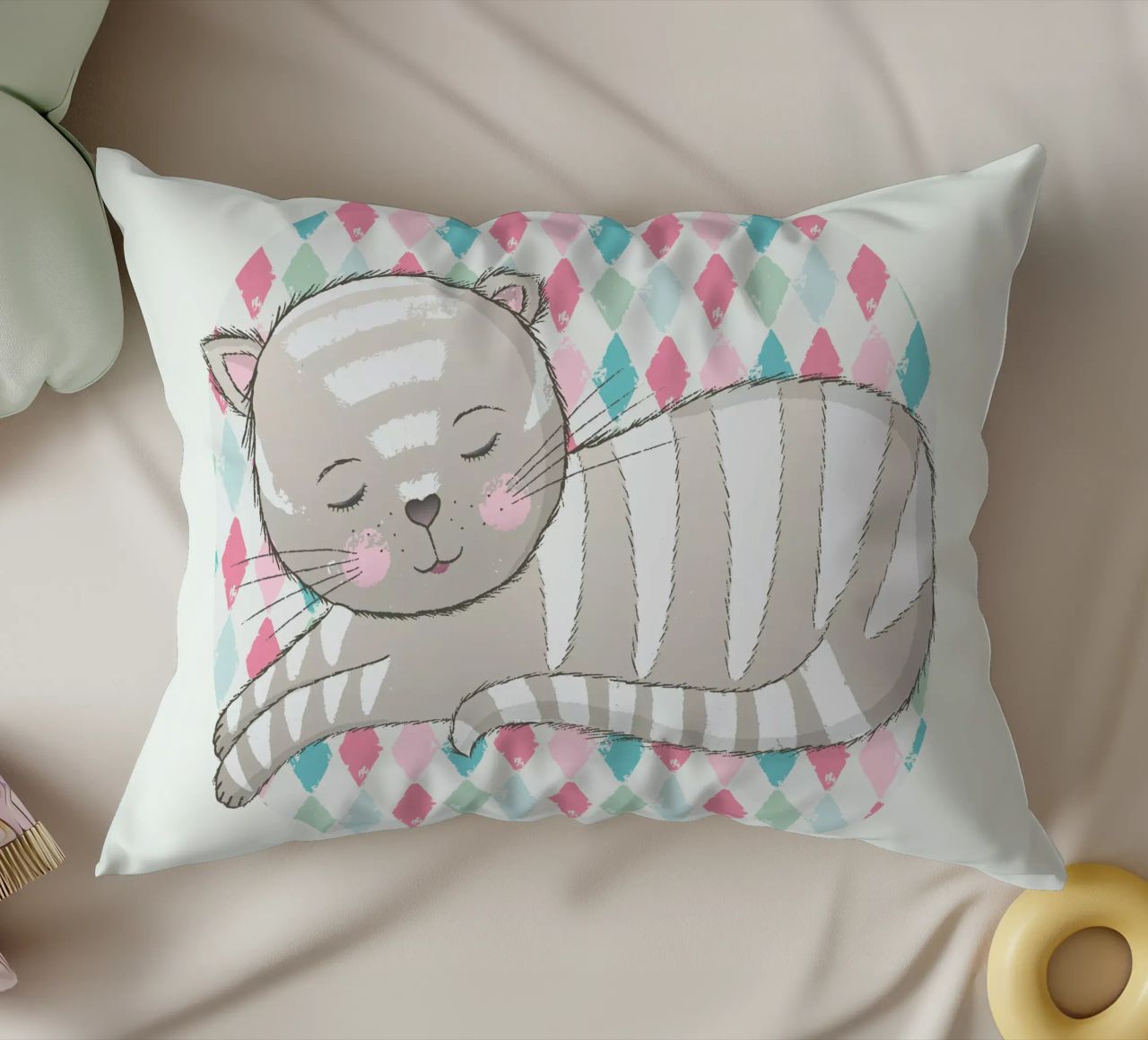 Simpatico gatto che dorme sulla sua morbida coperta. cuscino da CalliLetters