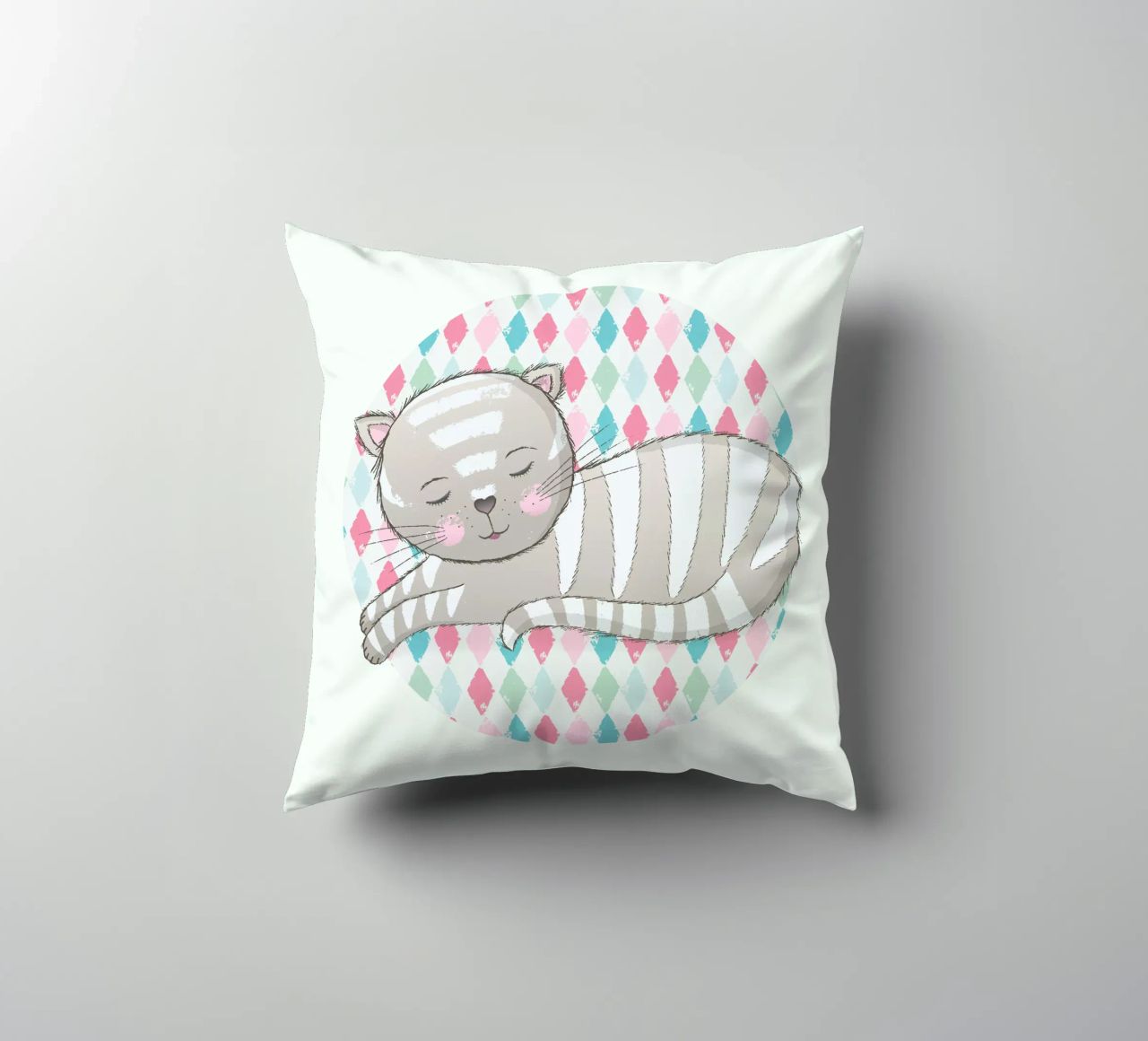 Simpatico gatto che dorme sulla sua morbida coperta. cuscino da CalliLetters