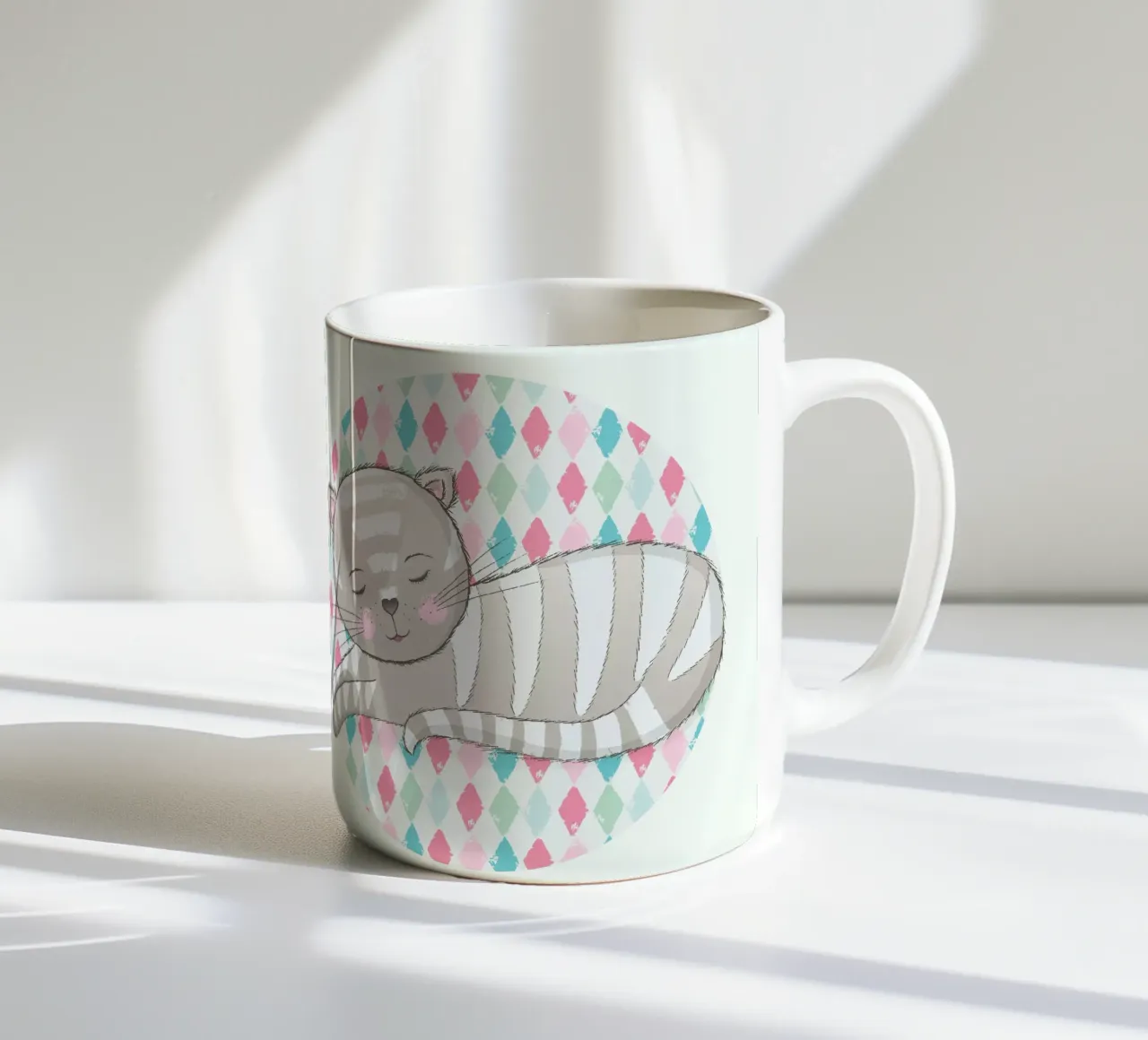 Simpatico gatto che dorme sulla sua morbida coperta. tazza in ceramica da CalliLetters
