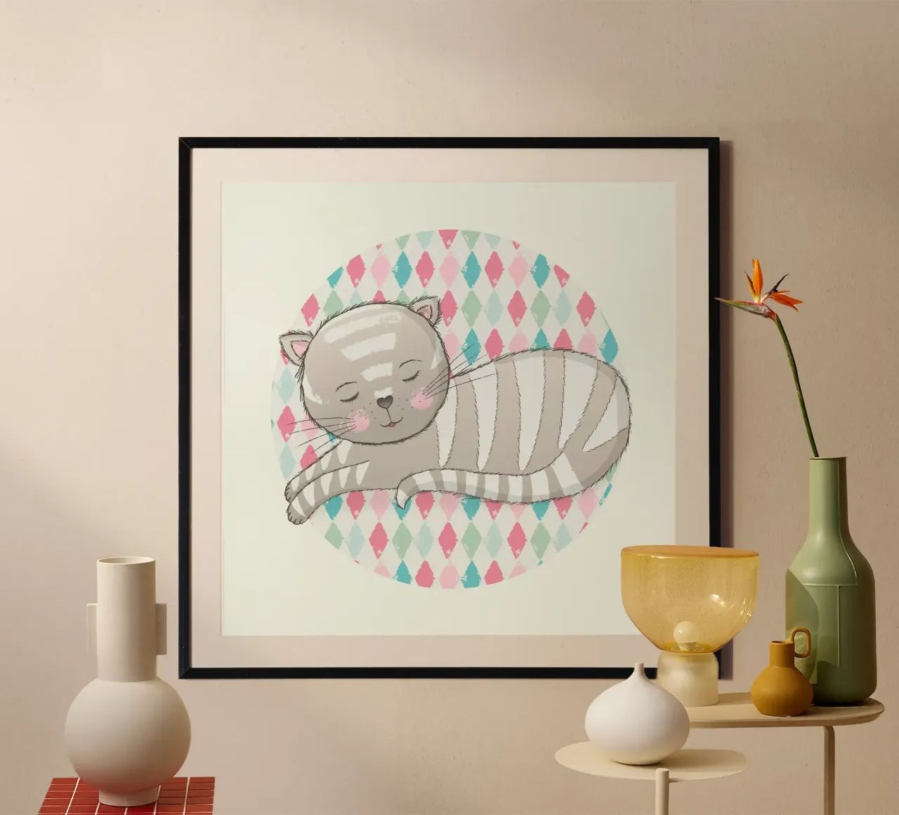 Simpatico gatto che dorme sulla sua morbida coperta. poster con telaio in plastica da CalliLetters