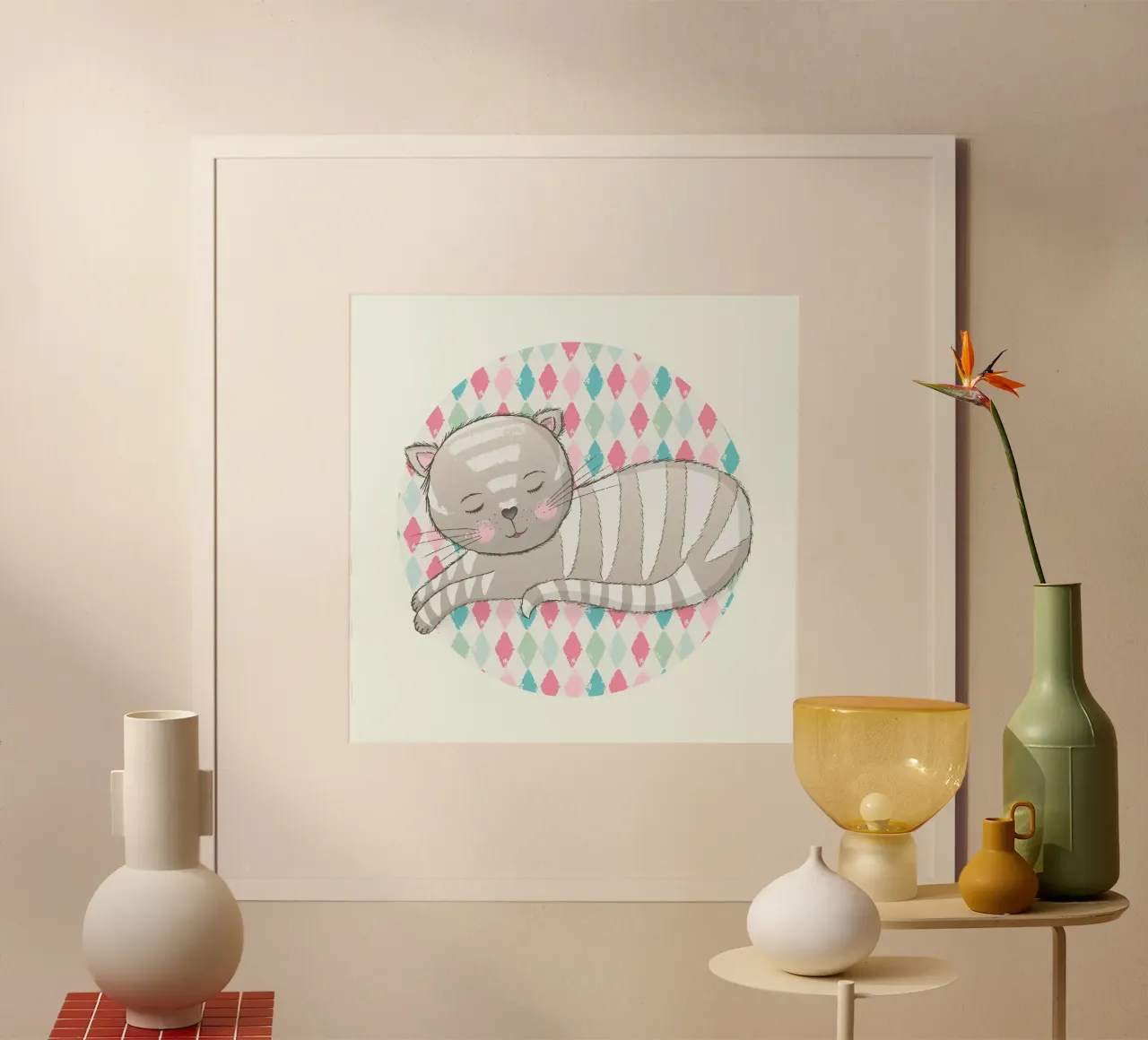 Simpatico gatto che dorme sulla sua morbida coperta. poster con telaio in plastica da CalliLetters