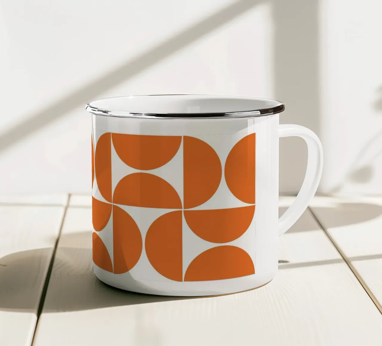 Arancione metà secolo moderno semi pattern tazza in smalto da Timeless moderna