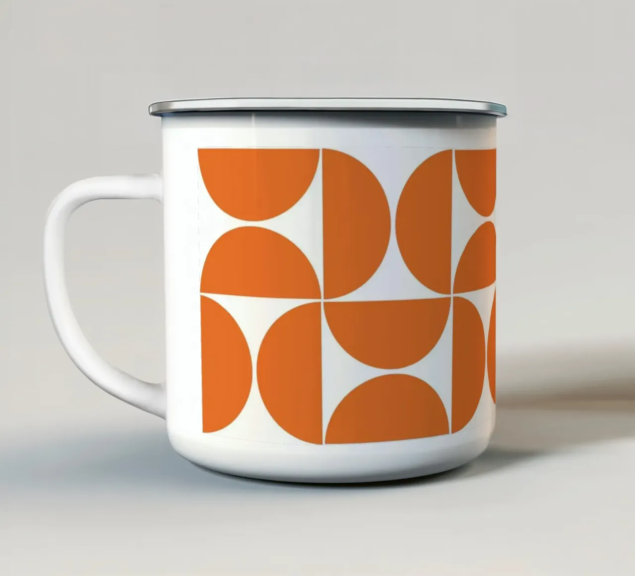 Arancione metà secolo moderno semi pattern tazza in smalto da Timeless moderna