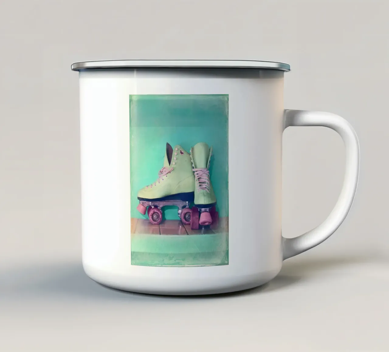 Patines retro taza de esmalte de Eva Nev Photography